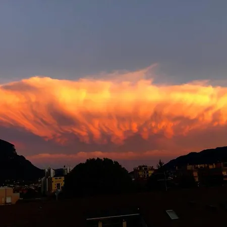 Bright Penthouse Close To Center With Terrace And View דירה לקו